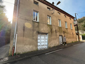 Garage / box en Location à Aubenas / 63m2