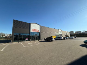Boutique en Location à Villeneuve-de-berg / 1 pièce
